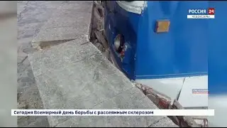 В Чебоксарах троллейбус врезался в парапет на Красной площади