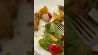 Кот любит макароны.