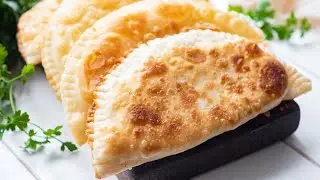 🌮 Чебуреки с сыром сулугуни - рецепт вкусной выпечки с сыром на сковороде