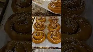 Шведские булочки и цены на них. Мммм..Yummy Swedish buns and their price.