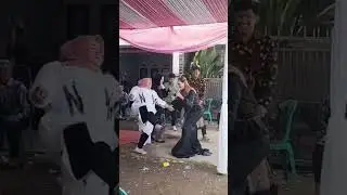 Perhatikan !!! ibu baju putih lincah bener 