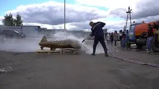 Царь-рыбу чистят