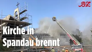 Dach der Jeremia-Kirche in Spandau in Flammen | Feuerwehr-Großeinsatz