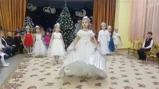 ТАНЕЦ С КРЫЛЬЯМИ || НОВОГОДНИЙ УТРЕННИК в ДЕТСКОМ САДУ ||  видео для девочек