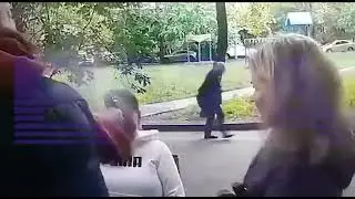 Мужчина в шутку стреляет из пистолета в голову девушке