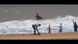 කුඩා ධීවර යාත්‍රාවක් මූහුදු රළයකට අසු වන විදිය  //How a small fishing boat gets caught in a sea wave