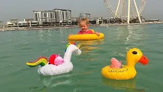 🐷 Little Girl Peppa Pig and George Playing on the Beach in Dubai Marina 2018