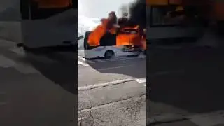 Школьный автобус загорелся прямо на ходу во французском Ниме.