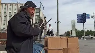 Чел играет на коробках. Москва. м. Пушкинская