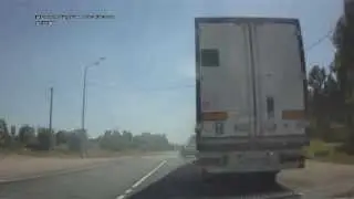 Фура тормозит