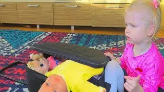 СОФИЯ ВЫКИНУЛА ВСЕ ВЕЩИ ИЗ ЧЕМОДАНА. ПОЛОЖИЛА ИГРУШКИ. НА ОТДЫХ БЕЗ ВЕЩЕЙ.