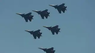 Выступление пилотажной группы 