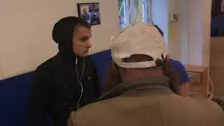 В Харькове смеются с бомжа