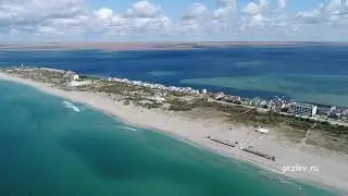 Крым, коса Южная, кооп. Черноморец и Нептун, между Черным морем и оз. Донузлав вид с квадрокоптера.