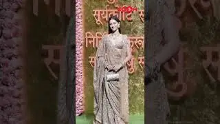 Ananya Panday DAZZLES in golden saree at Ambani Ganpati Puja 😍 