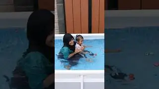 Dede bayi renang di kolam permen bola mata