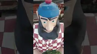 Huge Paul Bunyan statue in Portland Oregon. A 1 min documentary