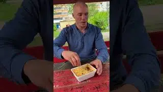 Артур Акаб Кулинский ест доширак с салатом