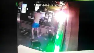 Лудоман разносит букмекерскую контору.