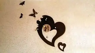 Watch with your own hands. A clock painted on the wall.
