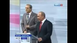 Путин издевается над переводчиком :)