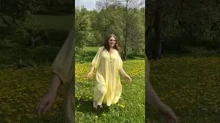 Желтое платье на пуговицах с завышенной талией