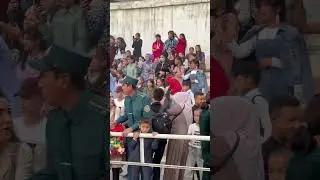 Xamdam Sobirov o’sha Qizil kastyumda hamma bilan ko’rishib chiqdi