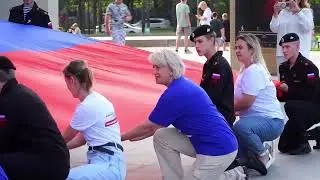(22.08.2024) Акцию ко Дню российского флага провели на театральной площади в Комсомольске