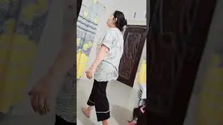 Tasya yang sedang makan mie lalu dtang lah mama yang sedang mencari cari hpnya