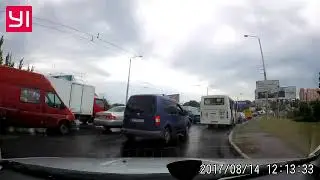 В Одессе возле автовокзала микроавтобус врезался в отбойник