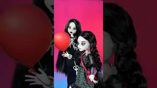 Забрала шарик клоуна Оно? #monsterhigh skullector Уэнсдей и Мортиша Аддамс