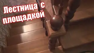 Лестница из дерева с площадкой.