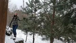 Девушка гуляет в лесу зимой. Футаж для видеомонтажа 