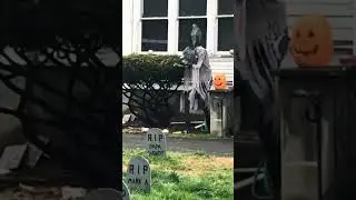 Это самые страшные декорации в городе на Хеллоуин.