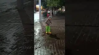 Гуляем с дождём по тёмным улицам.