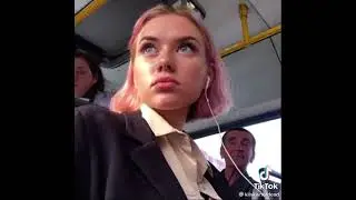 смешной дедушка увидел телефон у девушки 