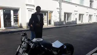 Понасенков ходит по улице возле крутого байка
