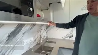 Угловая кухня с антресолями и кварцевой столешкой