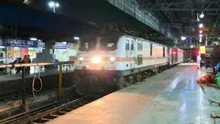 New Delhi Ahmedabad Swarna Jayanti Rajdhani Express arriving Jaipur Junction, Indian Railways...!!