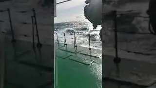 Море, волны, красивый пейзаж и ... МРК проекта 1234.1 Овод.