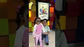 Niña ciega nos enseña como disfruta el cine