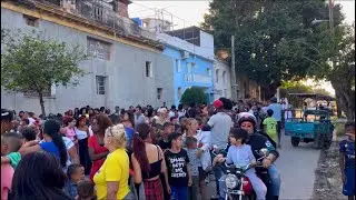 Así ESTÁ la TIENDA MLC.ENTREGANDO TODO ESTO.Los CUBANOS se REÚNEN en la CALLE.La VIDA en LA HABANA