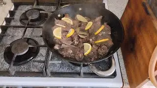 Удивительный рецепт мясного рагу с вином и лимоном.