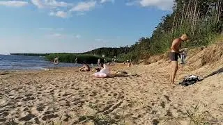Отдых у реки. Теплпя погода и пляж.