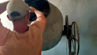 Заливка звукоизоляции пола гранулами пенопласта.