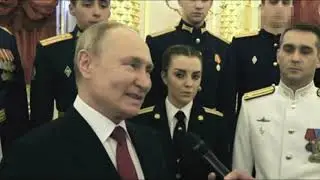 слабоумный дед играет в "солдатики"
