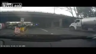 Driver Cuts off Police With Sirens On