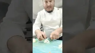 ОБУЧЕНИЕ КАК УДОБНЕЙ  НАРЕЗАТЬ ЛУК ПОЛУКОЛЬЦАМИ