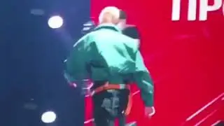 Элджей/Лёша выходит на сцену за своей тарелочкой