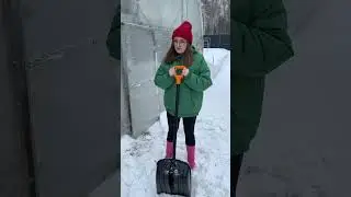 Пора! Заносим снег в теплицу!